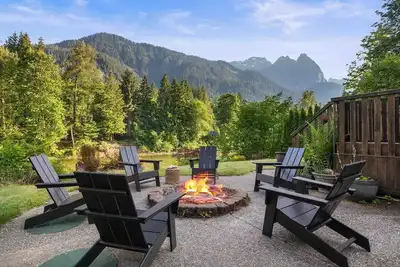 Image de *New* The M house. Hot tub/Firepit/Patio dining