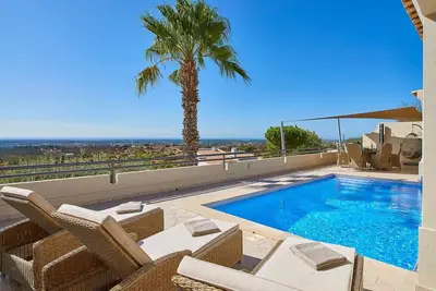 Attractive Villa, A/C, South Facing Terrace, Private Pool, Sea Views close to Santa Barbara de Nexe!