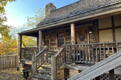 Image de Mandolin Ridge Farm—Log Cabin Luxe! Pet Friendly. Livestock Guard Dogs Onsite.