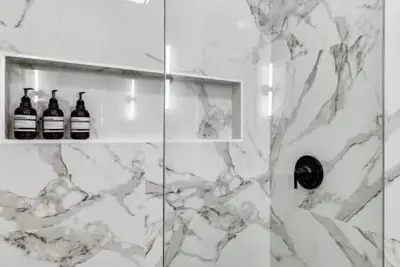 Image de Modern luxury, backyard oasis! \n