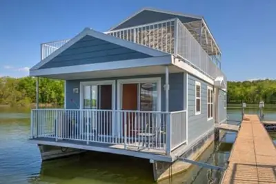 3br Floating Cabin 1: Bring the Family & the Dog!