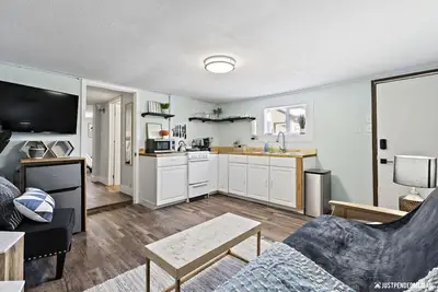 Image de Walking distance to restaurants, trails, and cafes. 10 min. uber from airport.