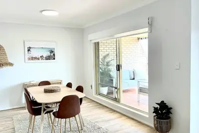 Image de Newly renovated top floor apartment with beautiful views and a pool to enjoy.