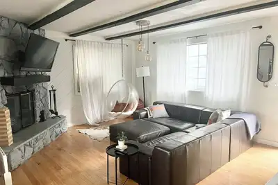 Image de The Modern Get Away Cabin 3b2b - Lake View 🌲 w\/ pool table & jaccuzi & suana