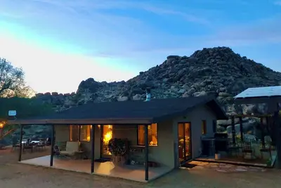 Image de Boulder-filled Sustainable Retreat by National Park
