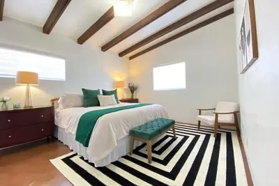 Image de Mid-century / 3 Br 2ba / Central / Long Stays