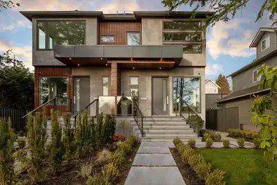 Image de \"Modern Elegance in a Prime Location: 4br, 2. 5 Bath Half Duplex\"