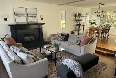 Image de Large family home in scenic Deep Cove!