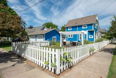 Image de Cozy Corner - Charming Beach House in the Heart of South Haven!