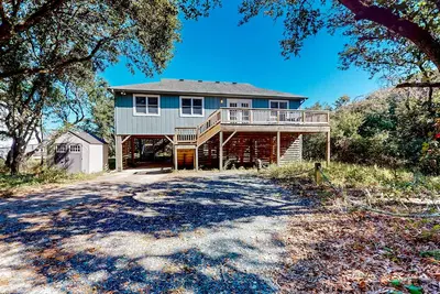 Image de Dog-friendly coastal home with balcony, open layout, wood finishes, & Ac