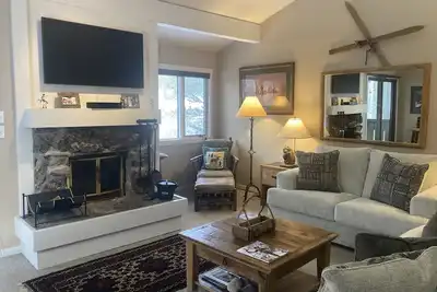 Image de Riverrfont corner condo with patio, fireplace, electric grill, & washer/dryer