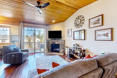 Image de Charming tranquil nature retreat with balcony, gas fireplace, deck, W/D, & Ac