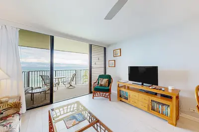 Image de Ocean-view condo with balcony, pool, & sun loungers - walk to beach