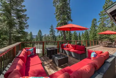 Image de New~Sunrise on the Horizon~Spacious 4 Bedroom Home in Truckee!