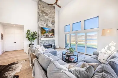 Image de Lakeside Luxury Home | Private Hot Tub | 3 Mins to Skiing & Deer Valley East Village | 3 King Suites