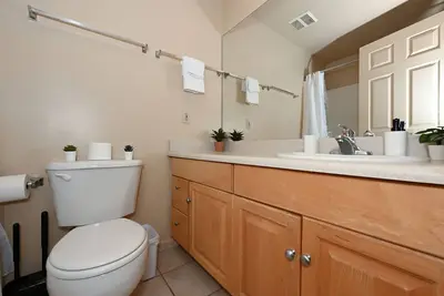 Image de Cozy Downtown Oasis! Queen & Sofa Bed, Gym, Sauna