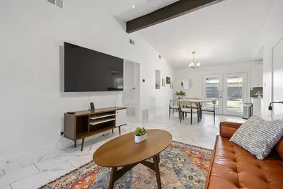 Image de Cozy Remodeled Pet Friendly Home  by Barclé