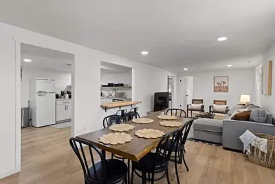 Image de Basement Apt · Newly renovated basement apt