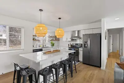 Image de Upper Unit · Mountain Views! Close to Attractions, New Remodel!