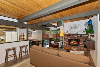 Image de Slopeside Getaway By Destination Big Bear: Walking distance to Snow Summit! Close to the Village! Wifi! Gas Bbq!