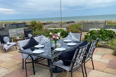 Image de Beachfront Getaway with Breathtaking Views & Family Comfort.
