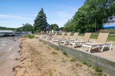 Image de Lakefront with private balcony and beach access