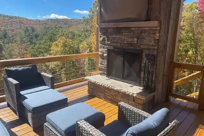 Image de Pet friendly Amazing mountain paradise. Hot tub, fireplace, gym, game room!