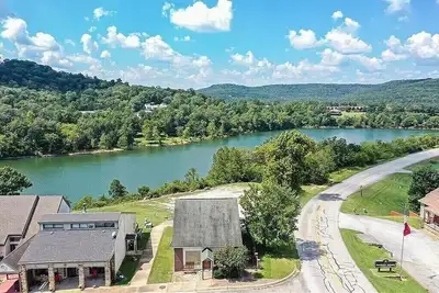 Image de Hot Tub and indoor Jetted Tub, Golfing, Lake View