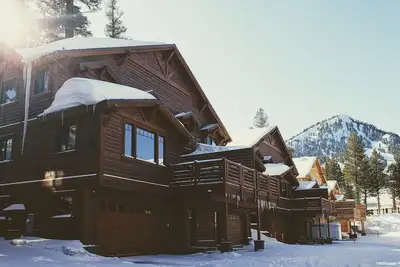 Image de Exquisite & Spacious - 2 hot tubs & garages, adjacent to Canyon, Ski in/out