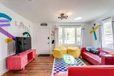 Image de 90s Crib -2bed 1bath, Funky Vibe, Central Location
