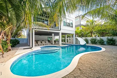Image de New Home! Pool with Waterslide! Game Room! - Lucky in Lido