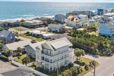 Image de Windansea | Spacious Home & Partial Views + Walk to Beach!