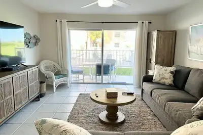 Image de Ground floor Beautiful 2 Br/2 Ba Condo, Poolside with Ocean View!
