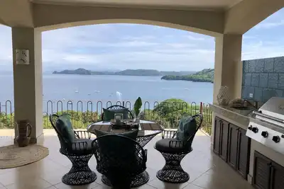 Image de Breathtaking panoramic ocean view large 3 bedrooms and 3 ensuites.