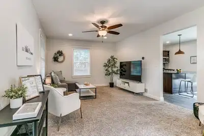 Image de Prime Location: Downtown Modern 3br Retreat