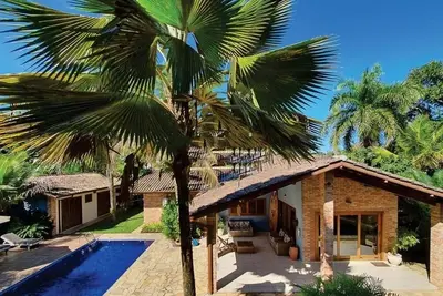 Image de Casa Para Famílias com Quadra de Futebol, Piscina e há Poucos Metros da Praia