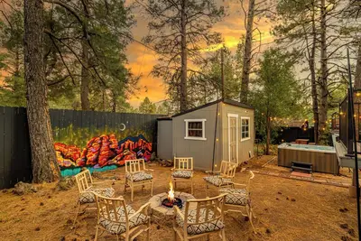 Image de 5 Br Wooded Oasis, Hot Tub, Chic Design, Fenced for Pets, Grill, Sleeps 14,