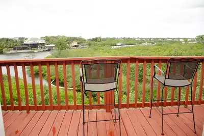 Image de Waterfront condo, kayak launch, 1 block from bike trail, walk to Local dining.