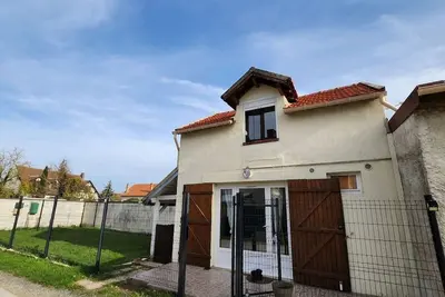 Image de Maisonnette avec parking gratuit.