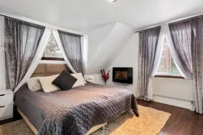 En Mysig Villa med Bastu och en Stor Inhägnad Trädgård
