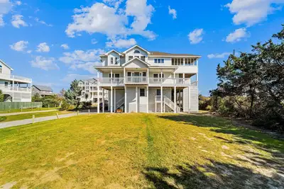 Image de Ocean-view home with pool, hot tub, grill, decks & pool table