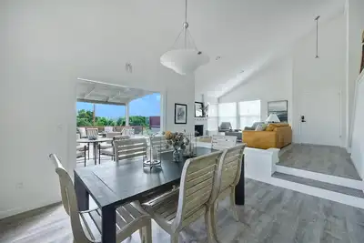 Image de Bluff House Retreat w/panoramic views, luxury bedding & 2 miles from the ocean.