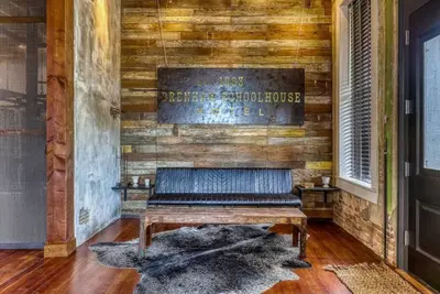 Image de Downtown elegance, The Brenham Schoolhouse hotel