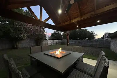 Image de Central, Familial, w\/ Game Room, Fire Pit, King Bed ★ 4. 6 mi from Dfw Airport+