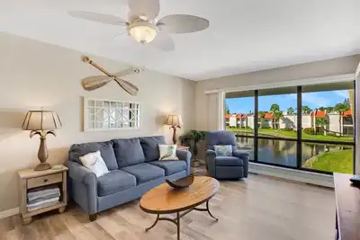 Image de Across from beach, great views & endless amenities