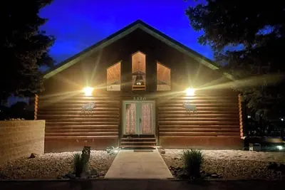 Image de Make memories at our unique & family/pet-friendly log home in historic Ft Benton