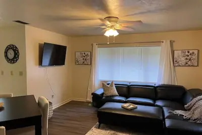 Image de Beautiful 2 bedroom unit across from Uf stadium\n