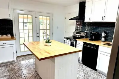 Image de 6Bedrooms/7Beds/3Bath/2Large Driveways/Pooltable/Arcade Machines