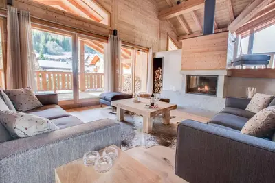 Image de Chalet, à 300m des remontées, 3ème étage, sauna, terrasse, cheminée ou poêle à bois, parking