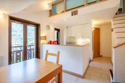 Image de À 300m des pistes de ski, 3ème étage, vue station, balcon, parking, télévision, casier à ski, 45m²